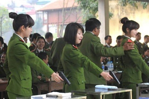 Nu sinh canh sat xinh dep thu hut dan mang Trung Quoc-Hinh-3